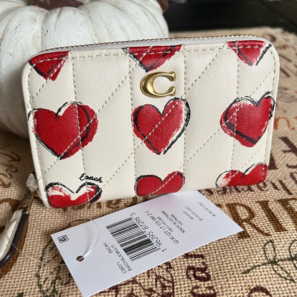 NWT Coach Retail Essential Small Zip Around Card Case W/ Quilting & Heart print